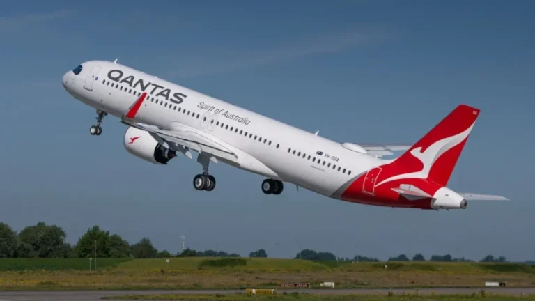 Понад добу в повітрі: лайнер Qantas встановив рекорд безпосадкового перельоту
