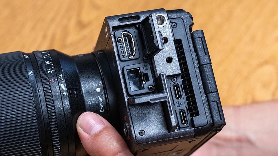 Відкриті гумові заглушки інтерфейсів Sony FX5 з повнорозмірним HDMI Type-A, портом 2.5G Ethernet RJ-45, аудіороз
