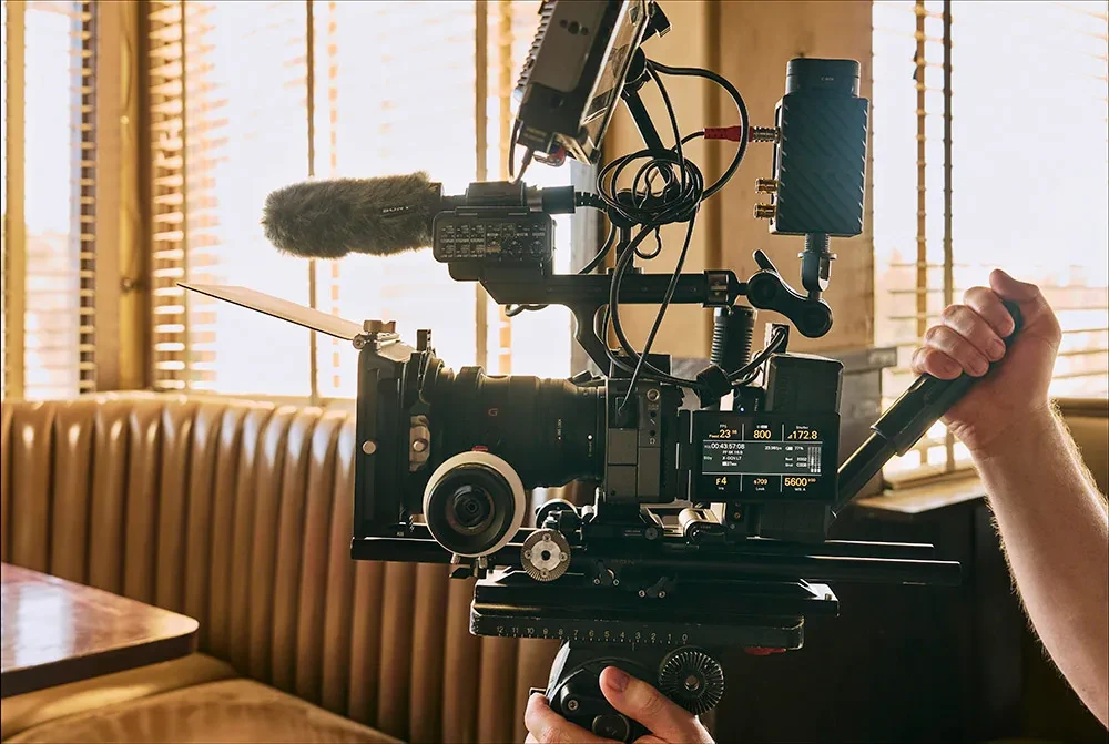 Кінокамера Sony FX5 у професійному ригу з ручкою XLR-H2, верхнім монітором, компендіумом та відображенням меню BIG6 на знімальному майданчику