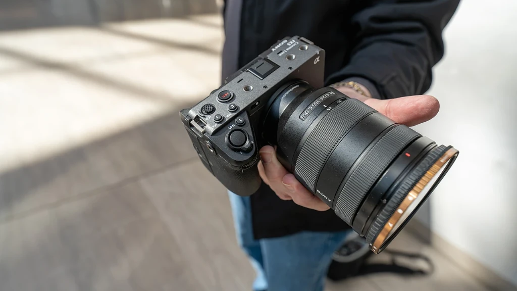 Повнокадрова камера Sony FX3 у руці оператора з об