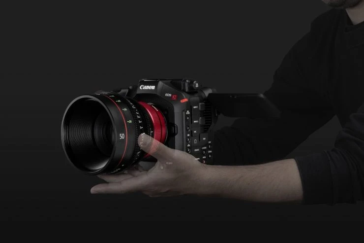 Кінокамера Canon EOS C80 у руках оператора з кінооб
