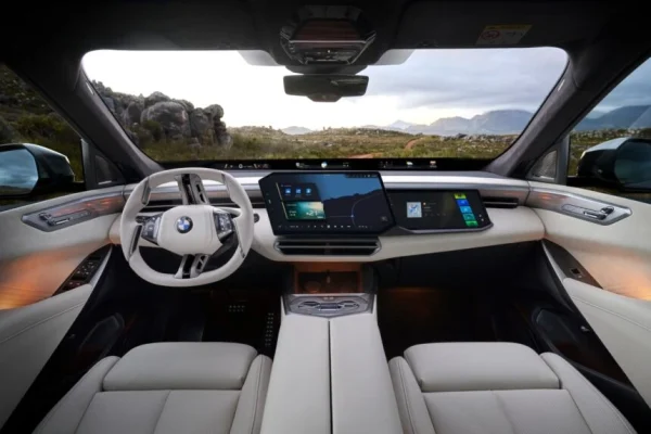 BMW почала показувати рекламу на екранах авто молодше 6 років