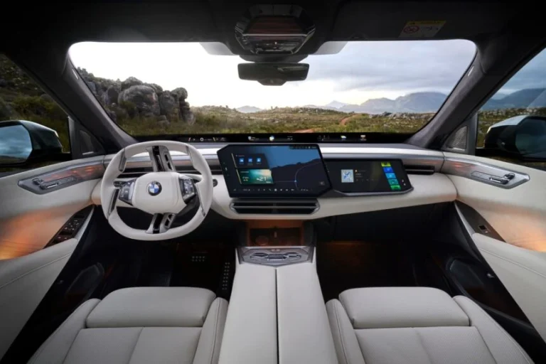 BMW почала показувати рекламу на екранах авто молодше 6 років